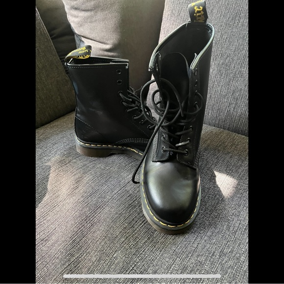 Women’s 8 Dr Marten classic lace up boot - Picture 2 of 6